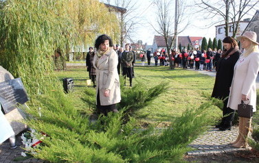 Delegacja szkoły podstawowej w Bralinie składa kwiaty pod Obeliskiem Jana Nowaka 