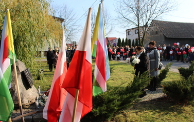 Delegacja Akcji Katolickiej składa kwiaty pod Obeliskiem Jana Nowaka 