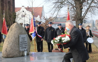 W&oacute;jt gminy Bralin składa kwiaty pod Pomnikiem Pamięci