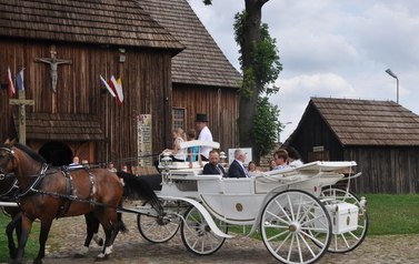 W&oacute;z dożynkowy sołectwa Bralin