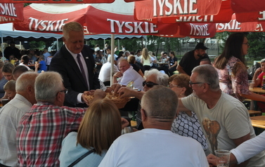 W&oacute;jt Gminy Bralin częstuje mieszkańc&oacute;w chlebem dożynkowym