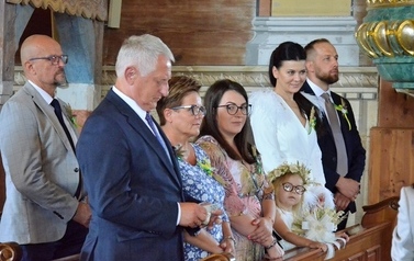 Władze samorządowe oraz sołtysi dożynkowi na Mszy Św. 