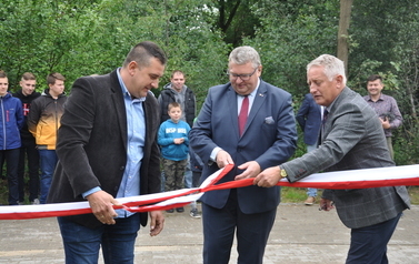 Przecięcie wstęgi przez sołtysa Czermina, wicemarszałka  oraz w&oacute;jta gminy Bralin