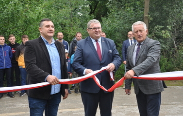 Przecięcie wstęgi przez sołtysa Czermina, wicemarszałka  oraz w&oacute;jta gminy Bralin