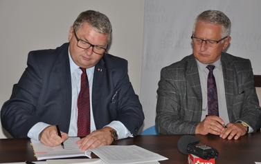Wicemarszałek Krzysztof Grabowski z w&oacute;jtem Gminy Bralin