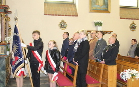 Poczet sztandarowy SP Bralin i władze samorządowe w kościele parafialnym