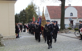 Poczty sztandarowe jednostek OSP z terenu gminy Bralin prezmarsz do kościołem parafialnym