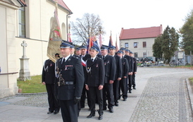 Poczty sztandarowe jednostek OSP z terenu gminy Bralin przed kościołem parafialnym