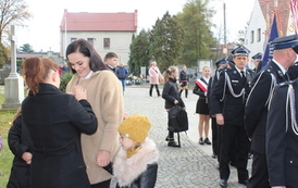 Przypinanie kotylion&oacute;w w barwach narodowych