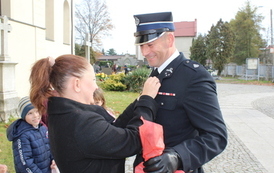 Przypinanie kotylion&oacute;w w barwach narodowych
