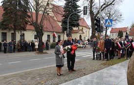 Władze powiatowe składają kwiaty- starosta Robert Kieruzal, radna powiatowa Regina Marczak