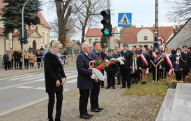 Władze samorządowe gminy Bralin składają kwiaty
