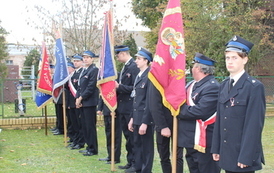 Poczty sztandarowe jednostek OSP z terenu gminy Bralin przy Pomniku Ofiar, Represji i Walki o Wolność