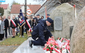 Kierownik Posterunku Policji. sierż. szt. Mariusz Dominik składa kwiaty
