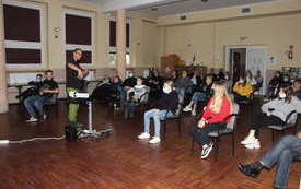 zdjęcie przedstawia spotkanie mieszkańc&oacute;w z Piotrem Strzeżyszem