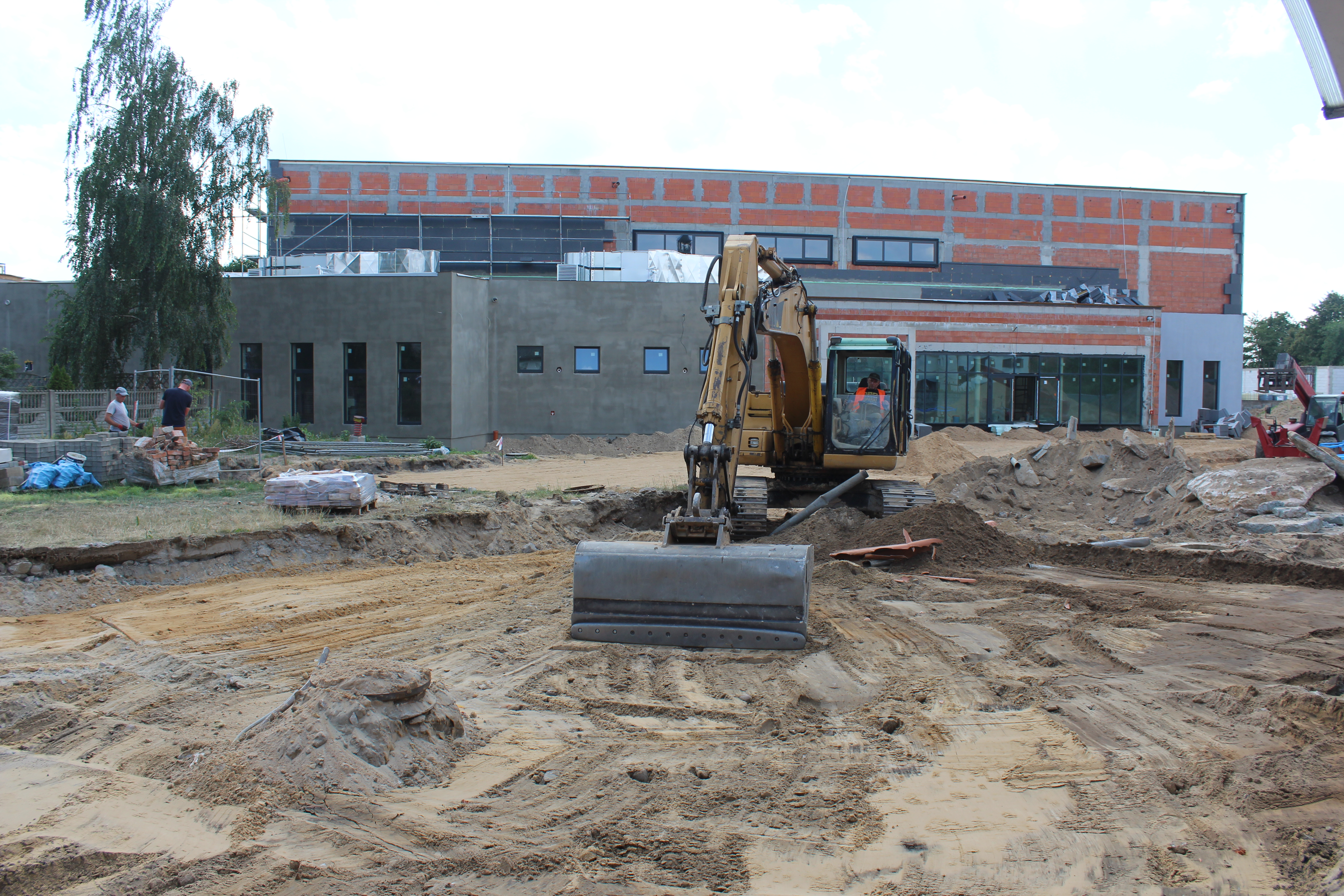 Prace budowlane przy zagospodarowaniu terenu przy hali sportowej