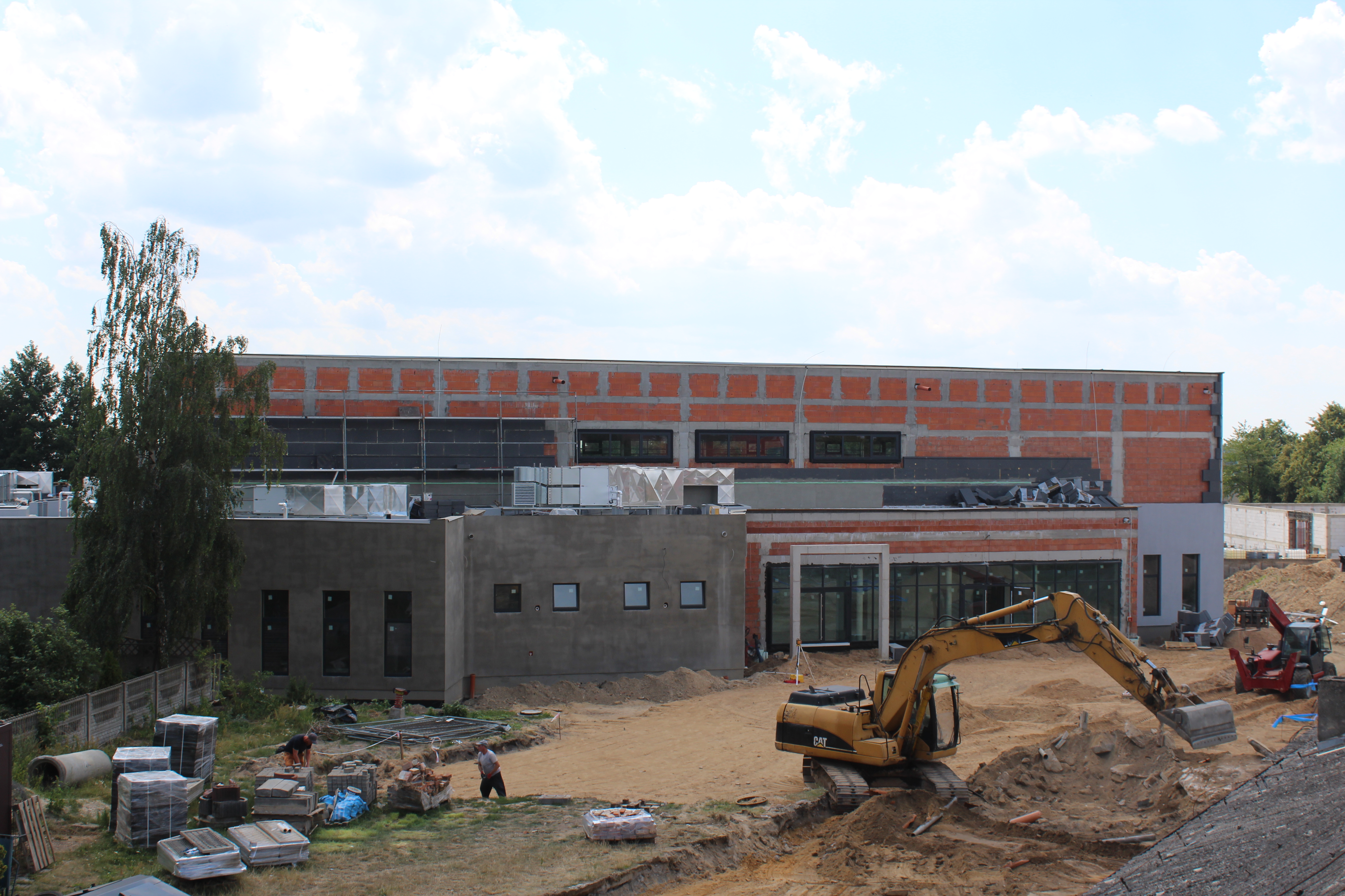 Prace budowlane przy zagospodarowaniu terenu przy hali sportowej