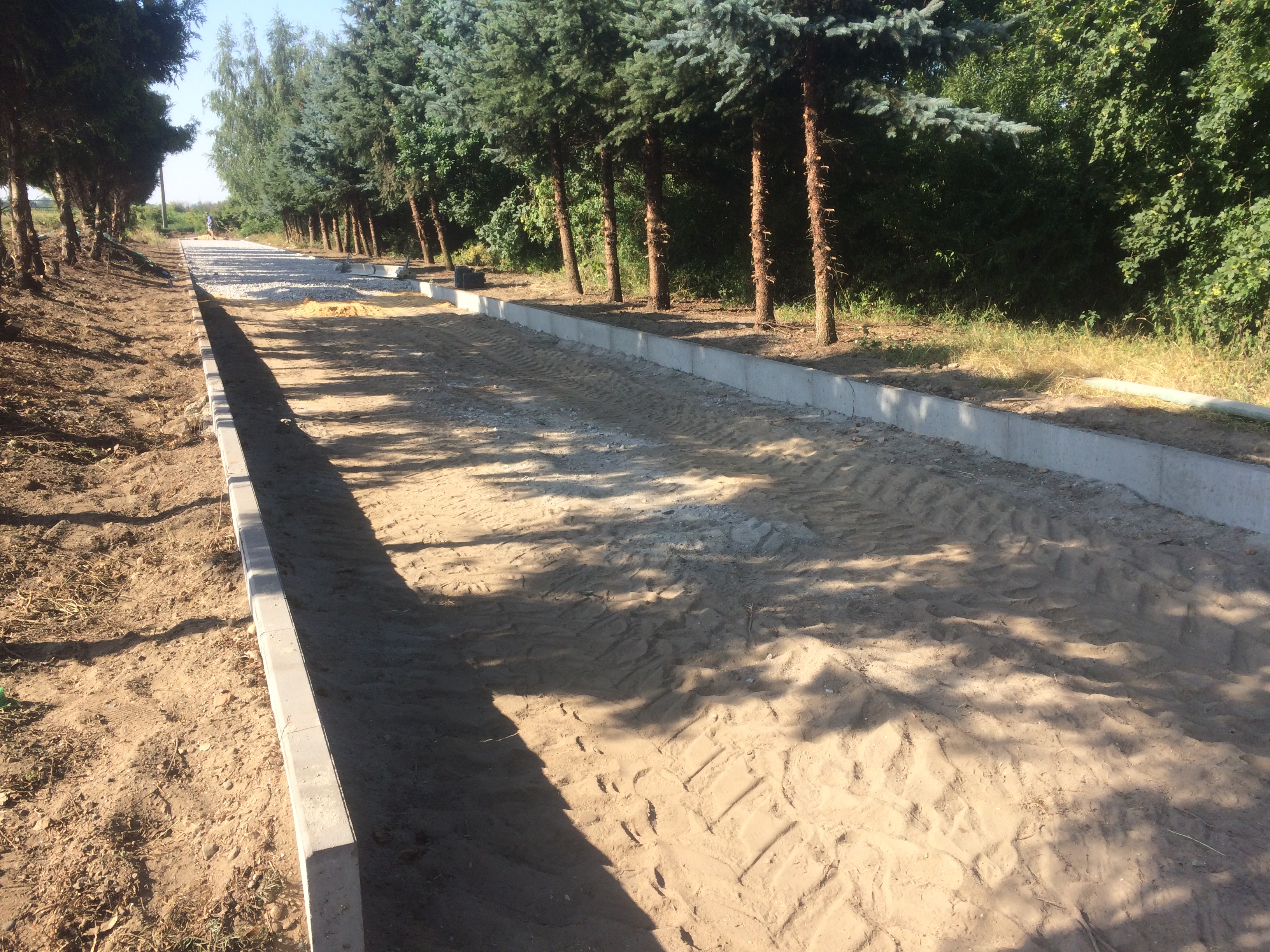 Prace budowalne przy budowie bieżni sportowej w Bralinie