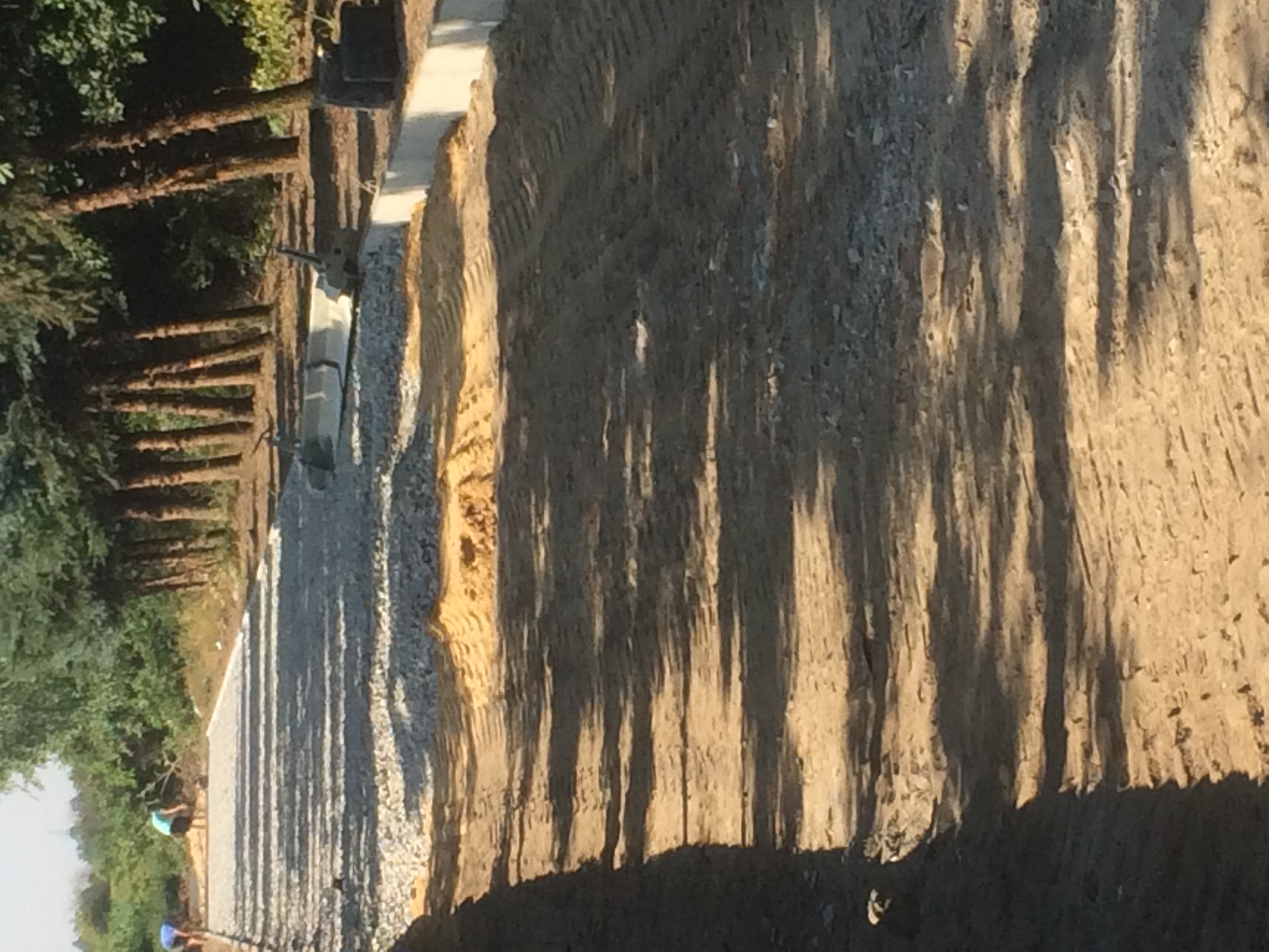 Prace budowalne przy budowie bieżni sportowej w Bralinie