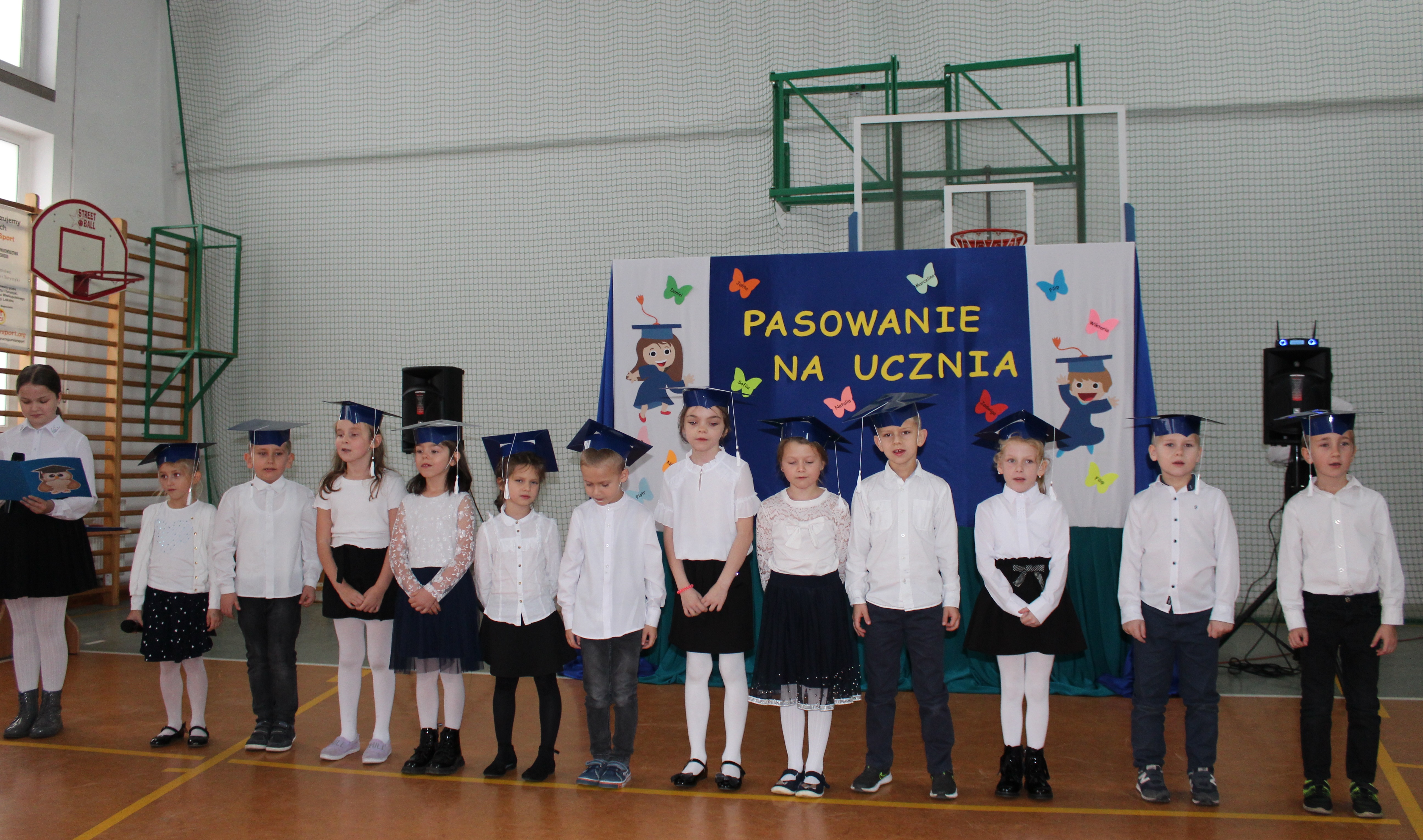 Pasowanie na pierwszoklasistę w Nowej Wsi Książęcej-uczniowie 