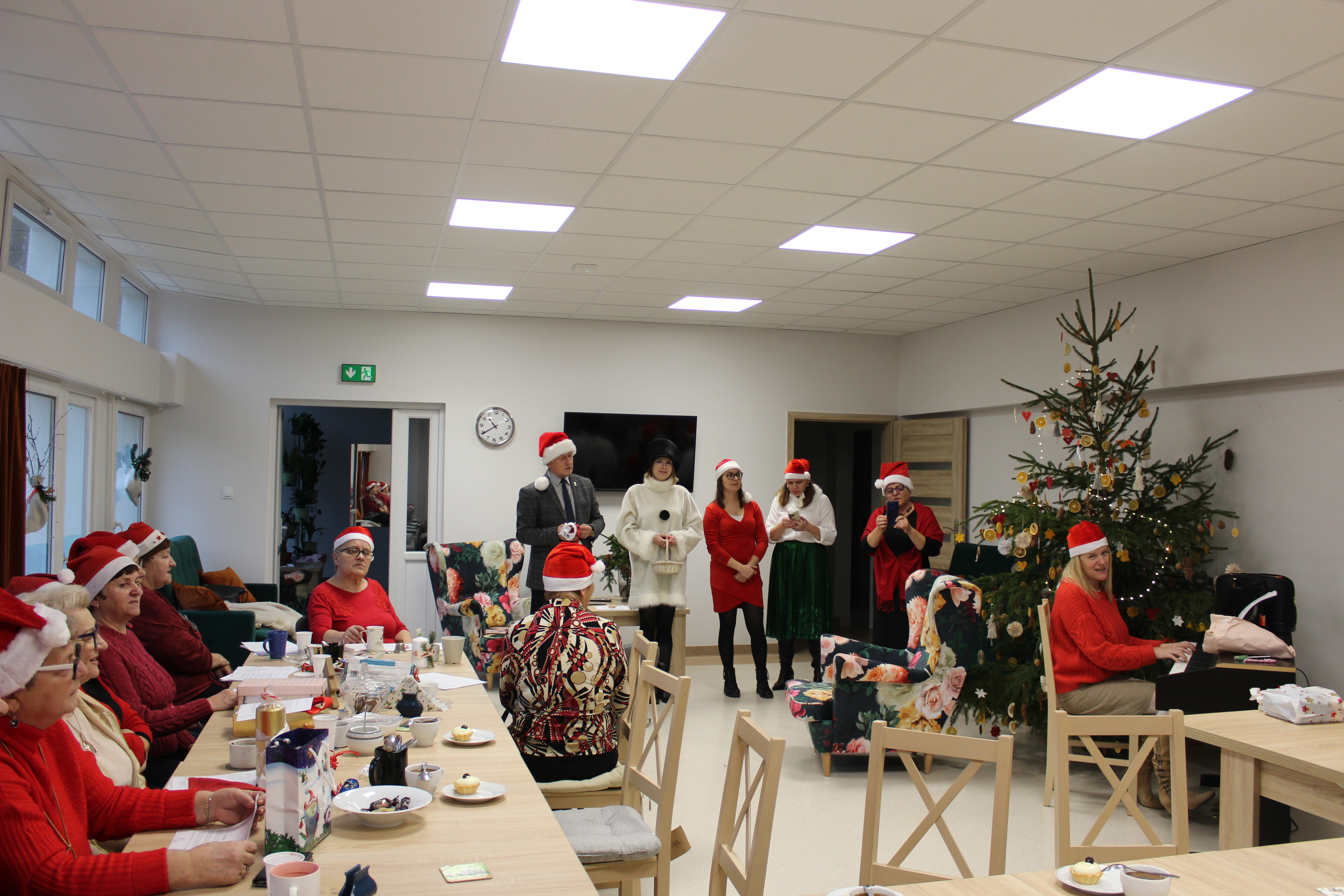 Mikołajki w&nbsp;gminie Bralin- wizyta w&oacute;jta w&nbsp;plac&oacute;wkach oświatowych