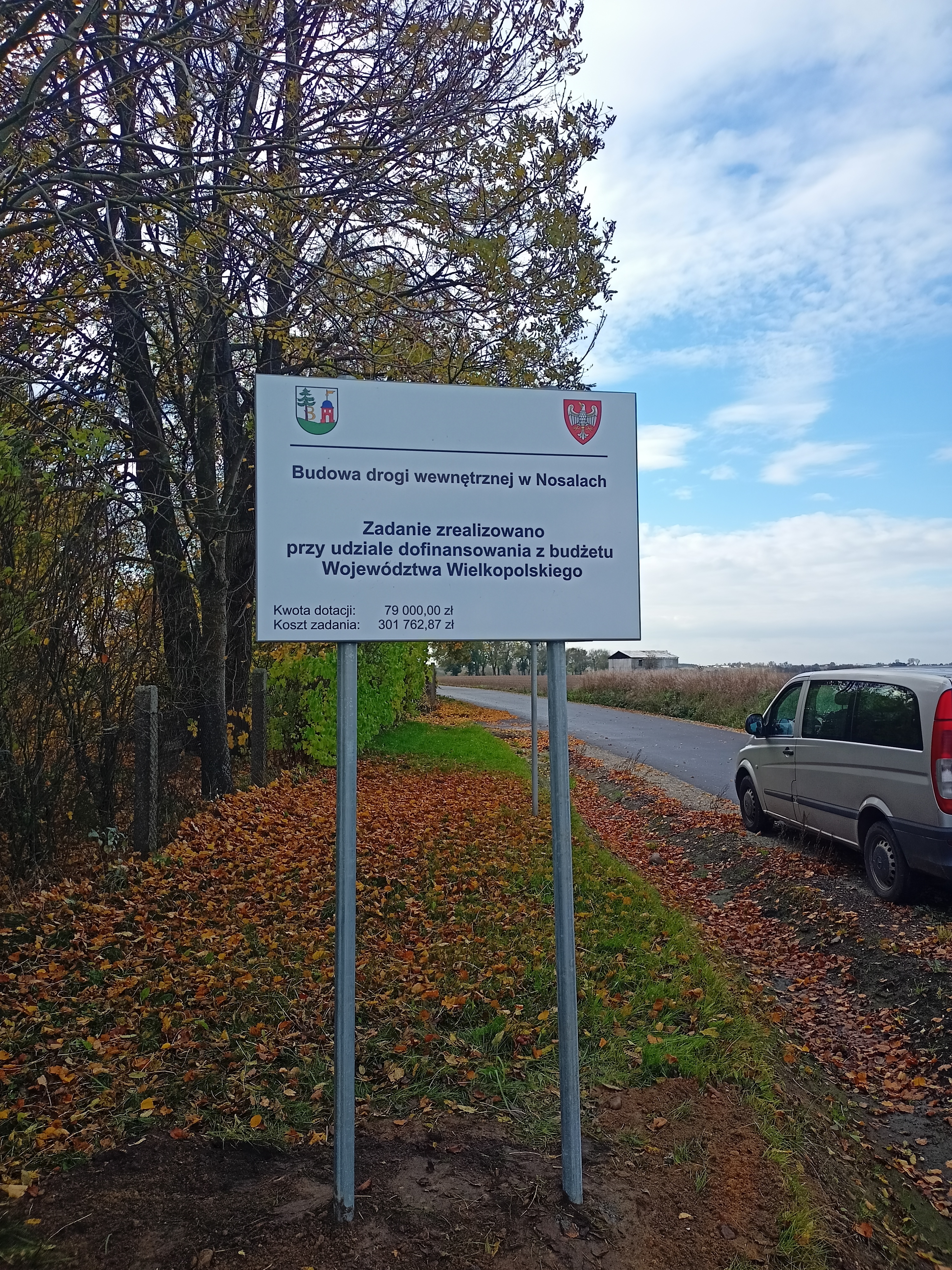 Droga w Nosalach-tablica informująca o dofinansowaniu Droga w Nosalach-tablica informująca o dofinansowaniu