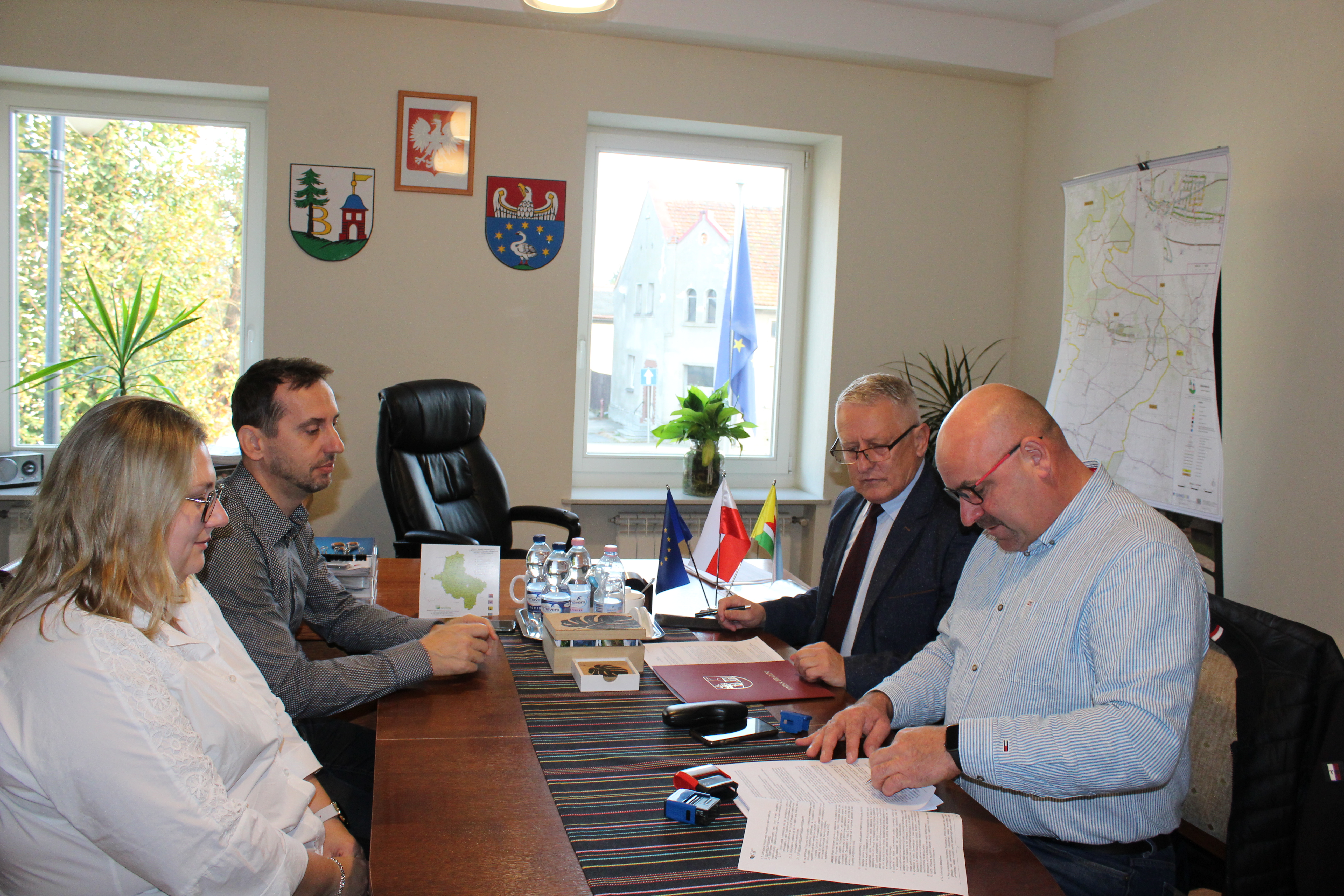 Podpisanie umowy na budowę kanalizacji w miejscowościach Bralin, Chojęcin Szum