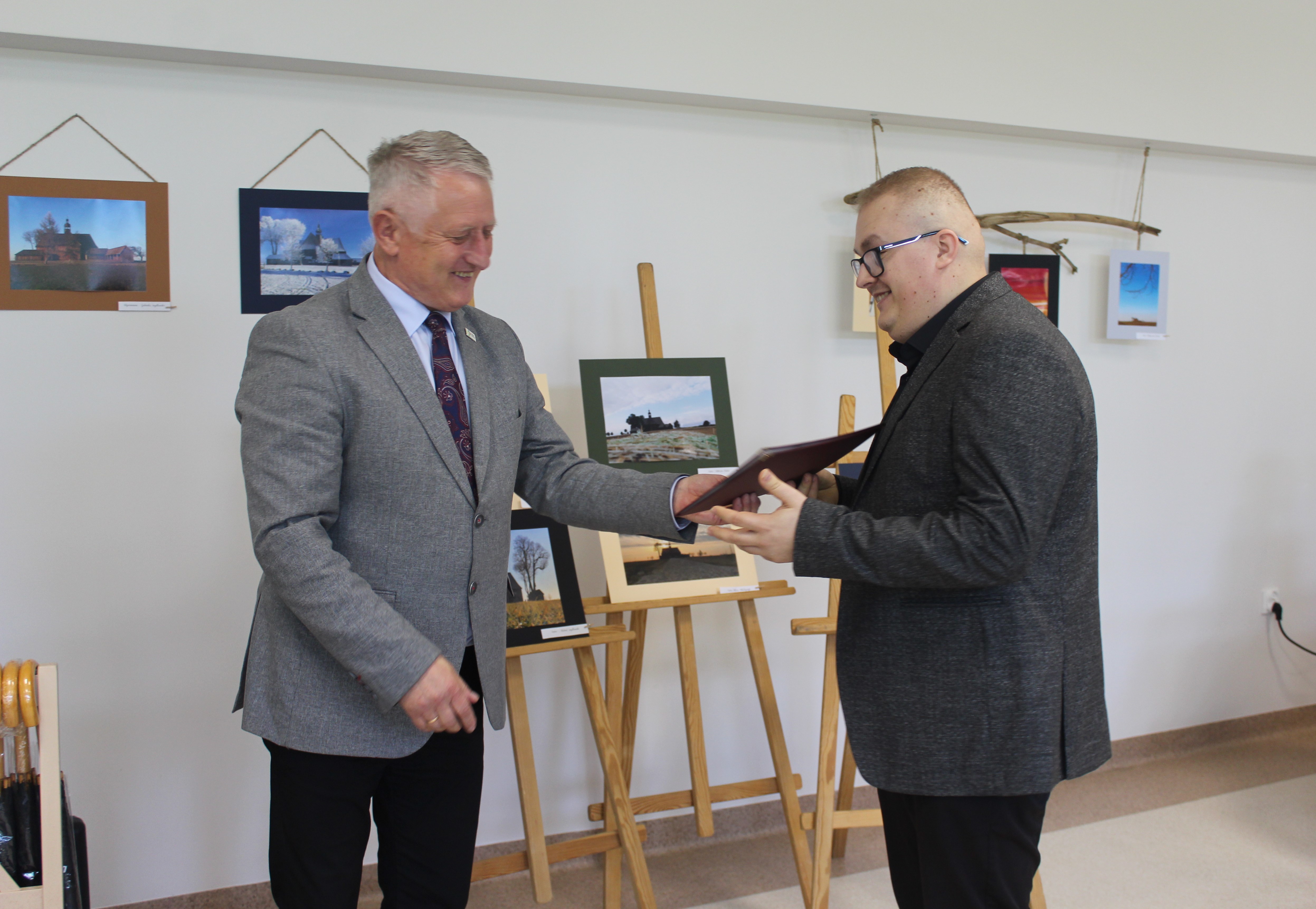 Wójt Piotr Hołoś i Łukasz Sternal Wójt Piotr Hołoś i Łukasz Sternal