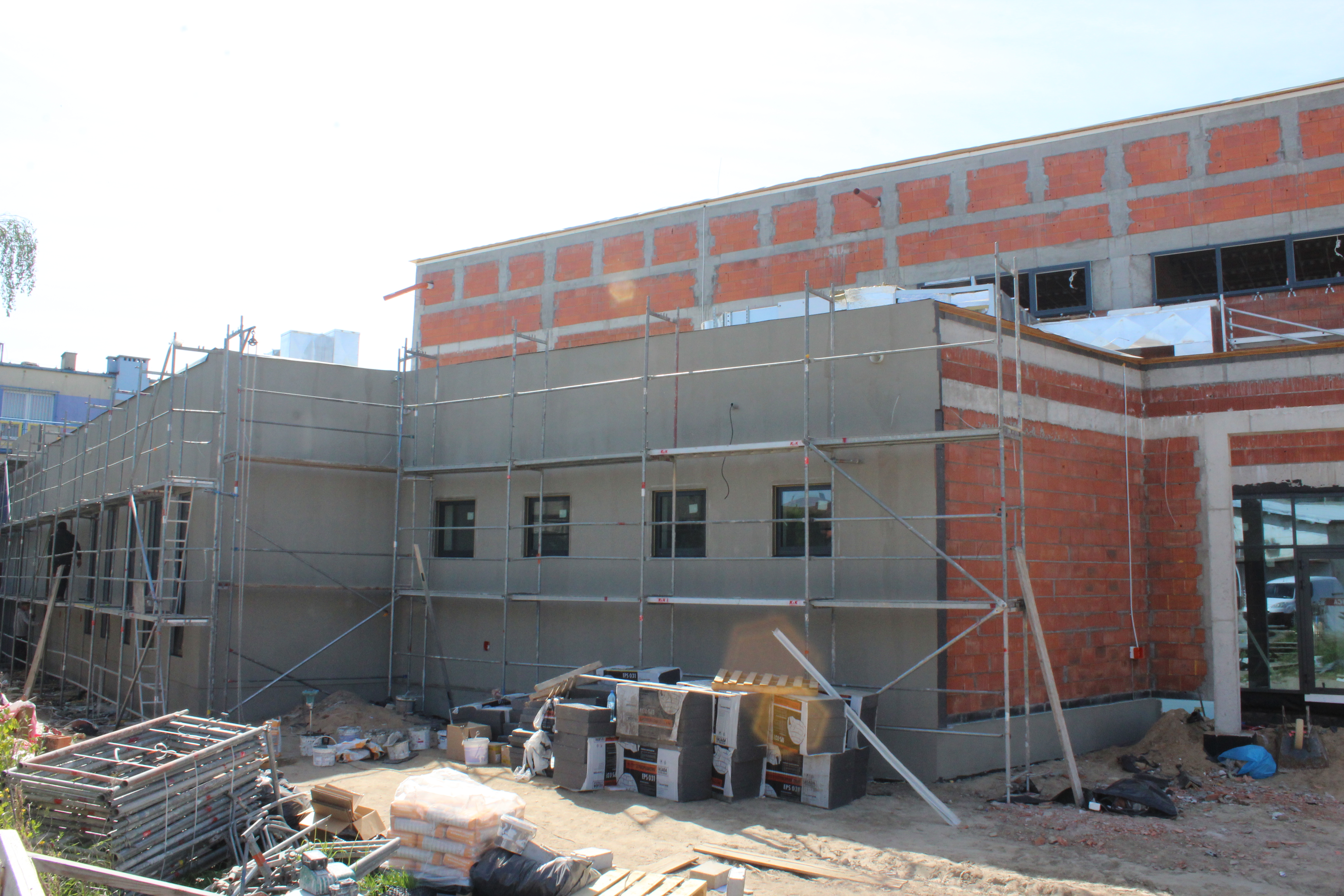 Budowa Hali Sportowej w&nbsp;Bralinie-elewacja zewnętrzna