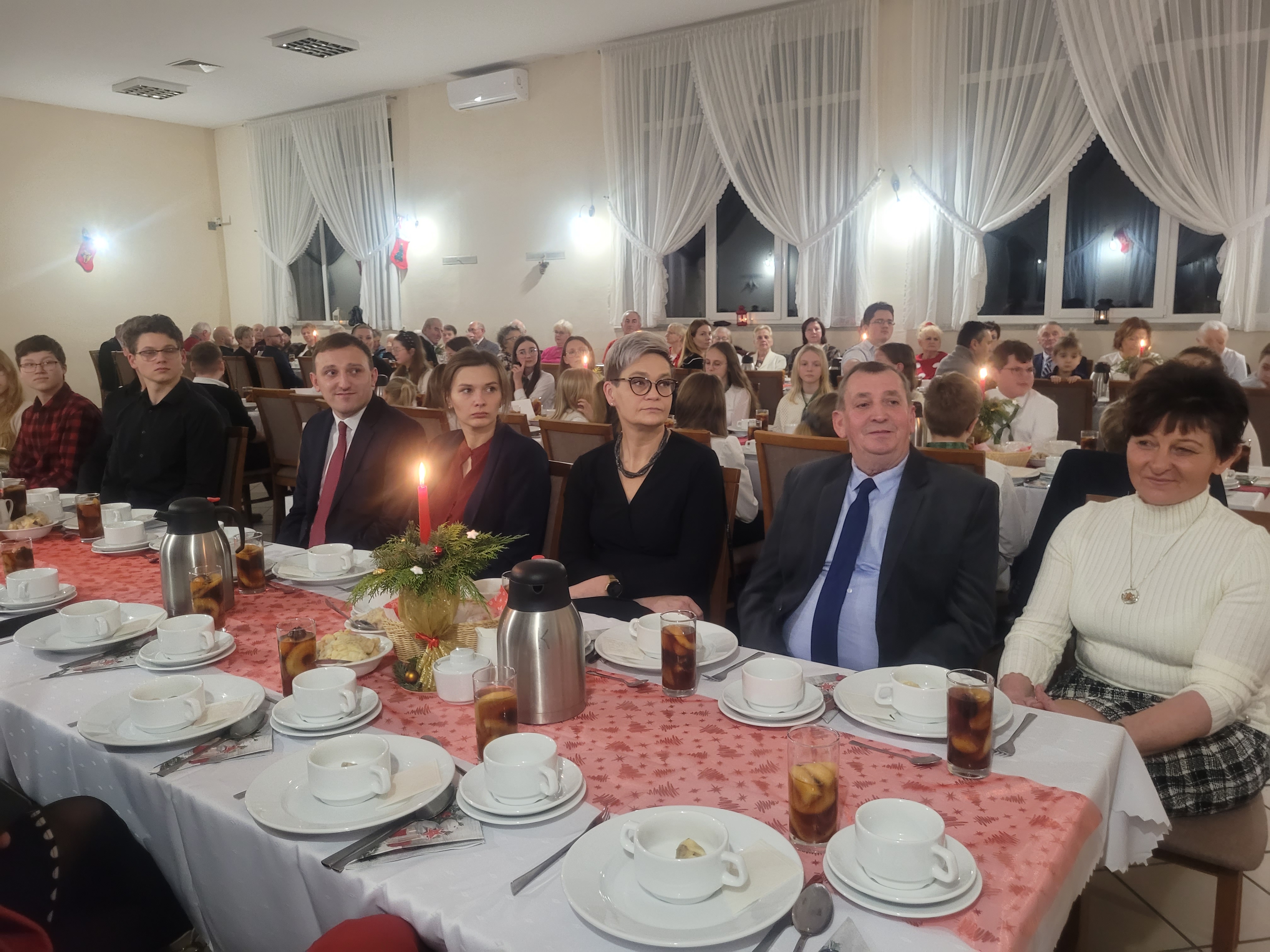 Spotkanie opłatkowe w&nbsp;Mnichowicach, mieszkańcy przy wsp&oacute;lnym stole