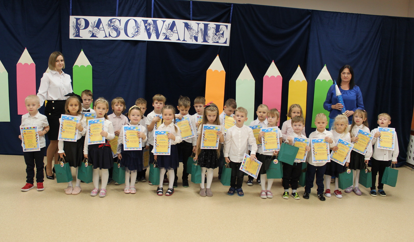 Pasowanie na&nbsp;starszak&oacute;w, grupa Stokrotki z&nbsp;przedszkola w&nbsp;Bralinie