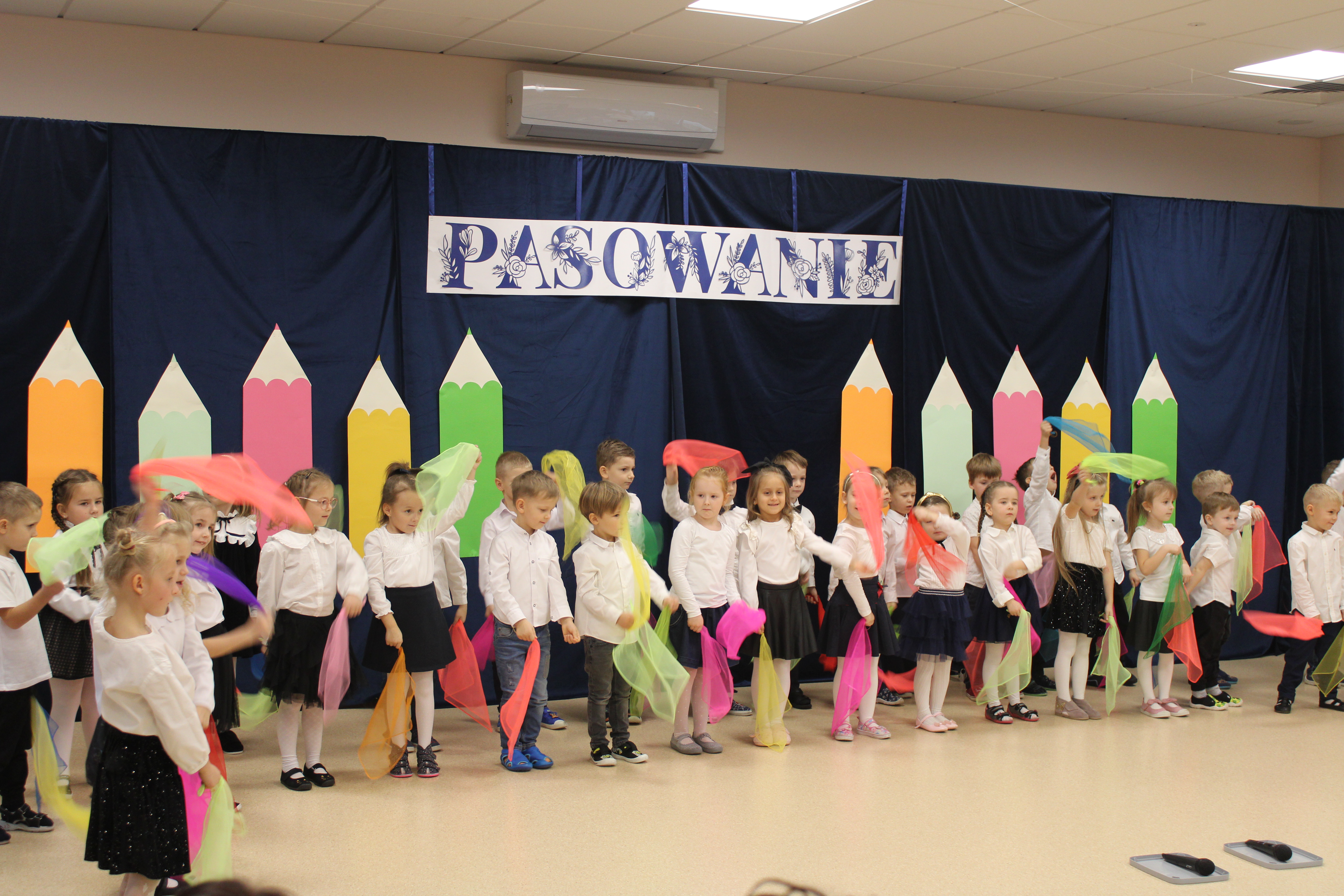 Pasowanie na&nbsp;starszaka w&nbsp;przedszkolu w&nbsp;Bralinie, występ dzieci