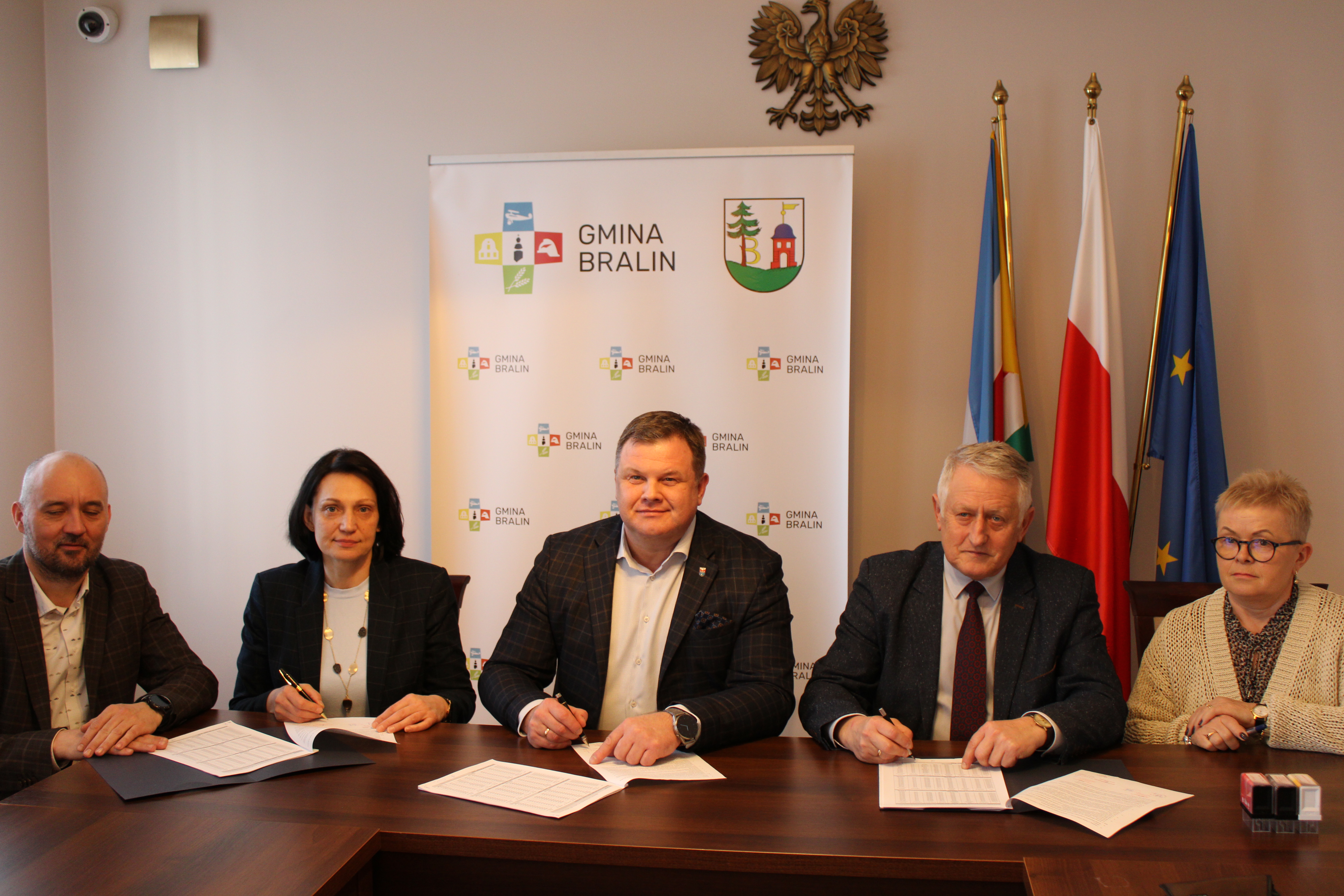 Podpisanie umowy na&nbsp;transport zbiorowy w&nbsp;gminie Bralin