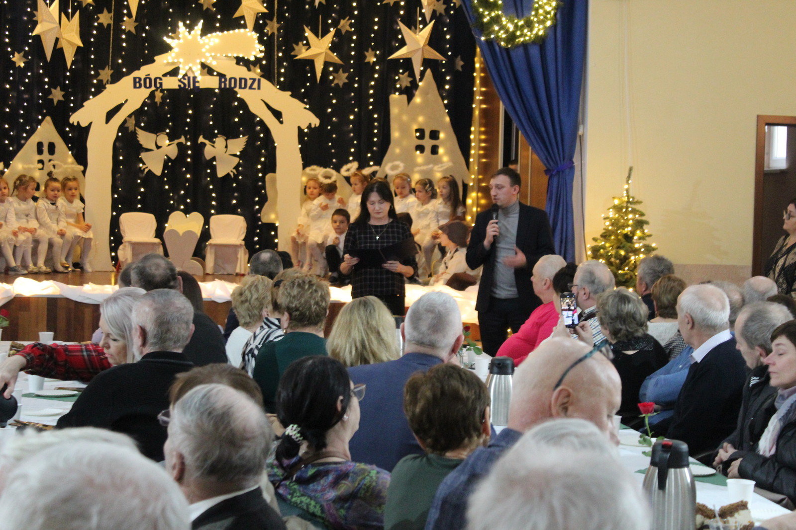 Dzień Babci i&nbsp;Dziadka- wystąpienie Karola Wanzka i&nbsp;dyrektor Teresy Michalskiej