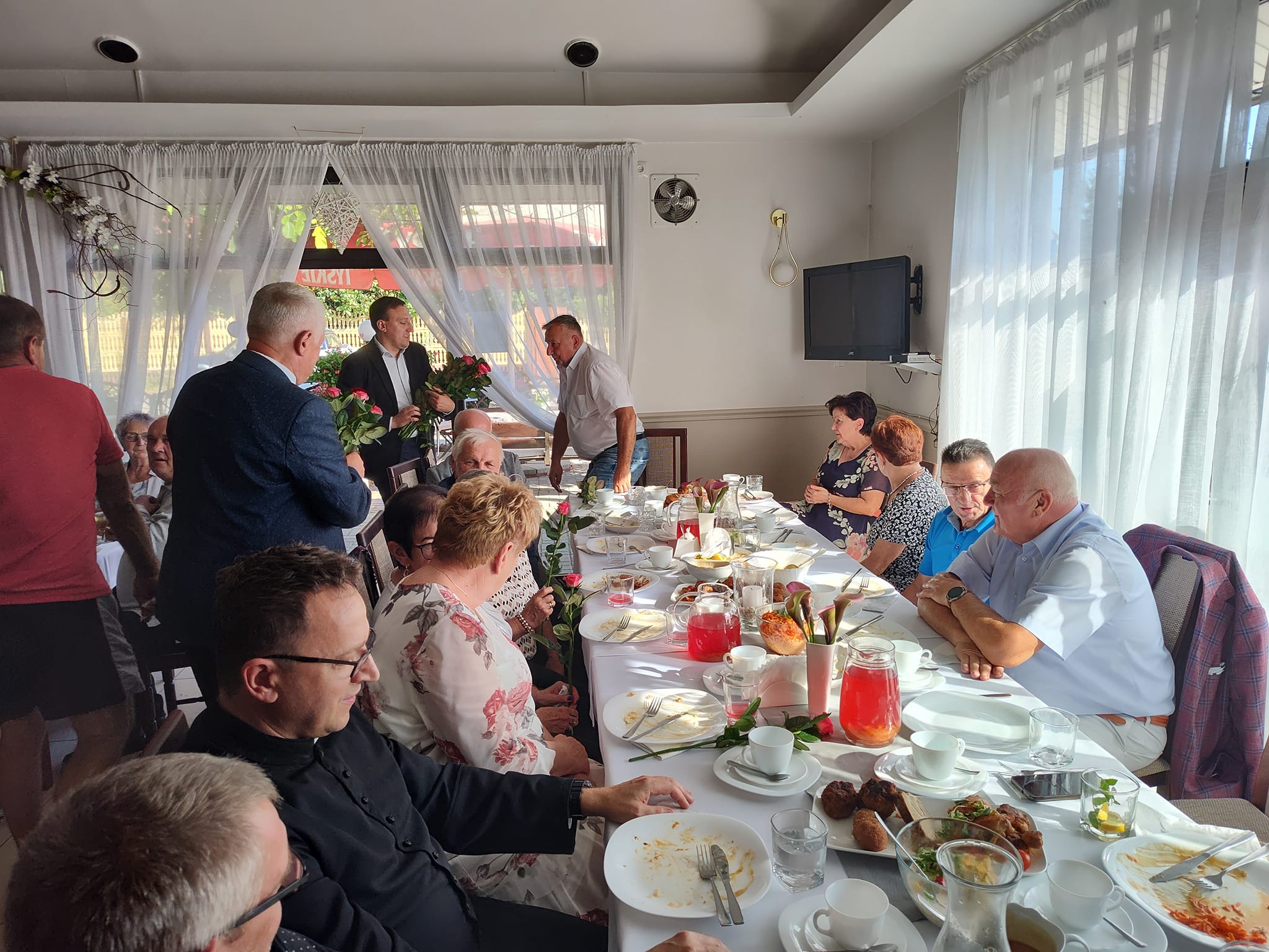 Dzień Seniora w Taborze Wielkim , wójt rozdaje róze