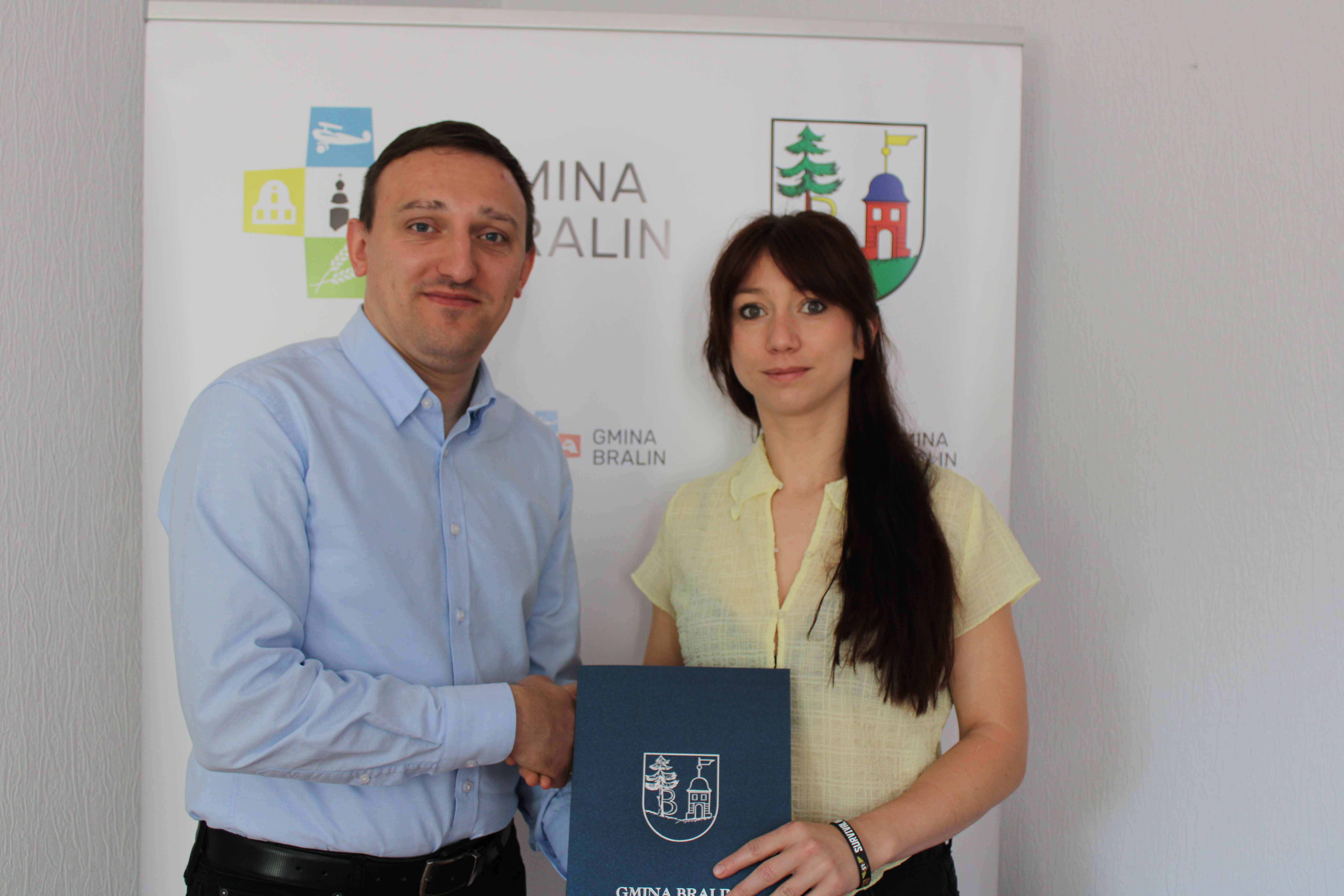 Mężczyzna w&nbsp;niebieski koszuli z&nbsp;panią w&nbsp;długich włosach w&nbsp;ż&oacute;łtej bluzce