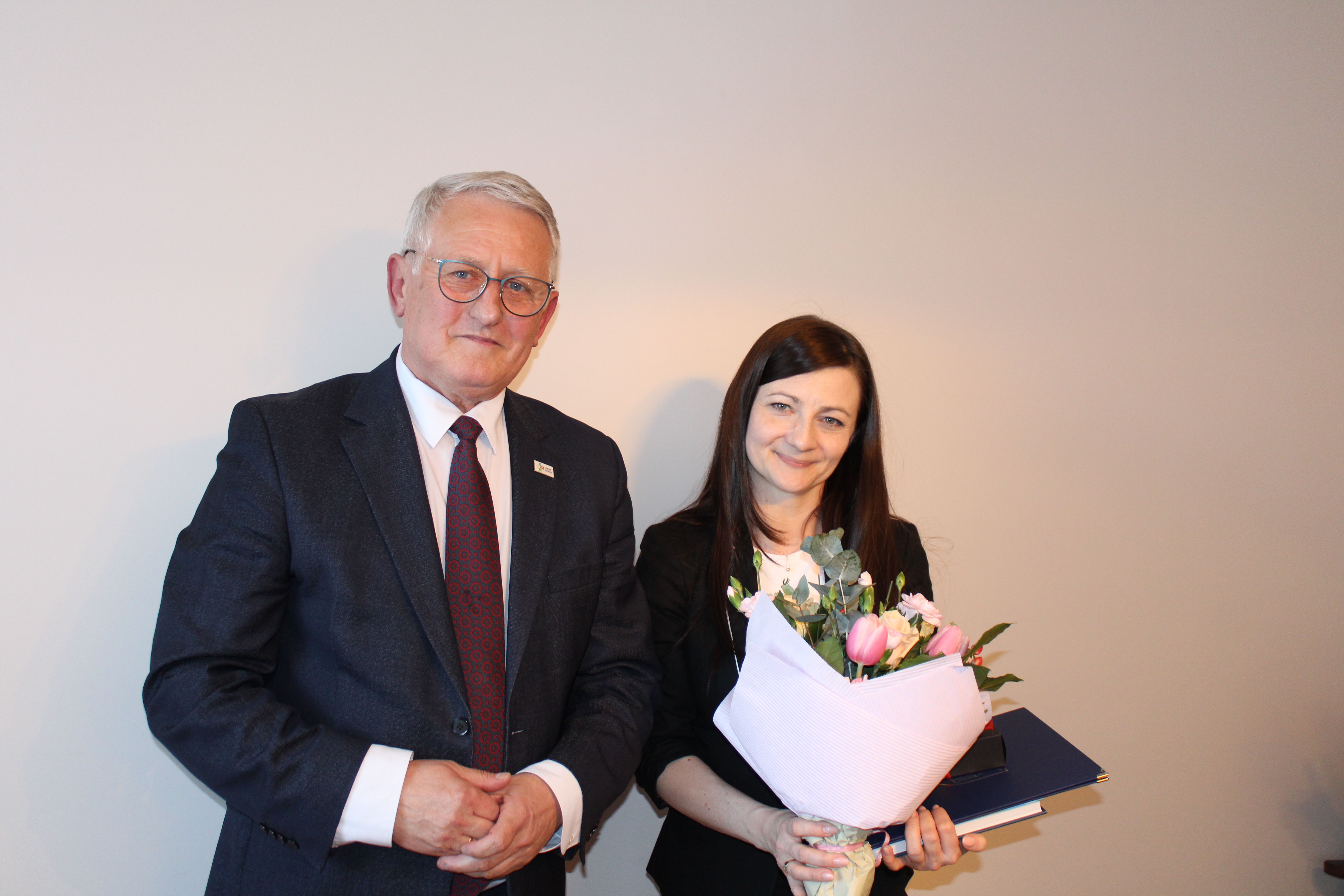 W&oacute;jt gminy Bralin Piotr Hołoś i&nbsp;sekretarz Ewelina Pieles