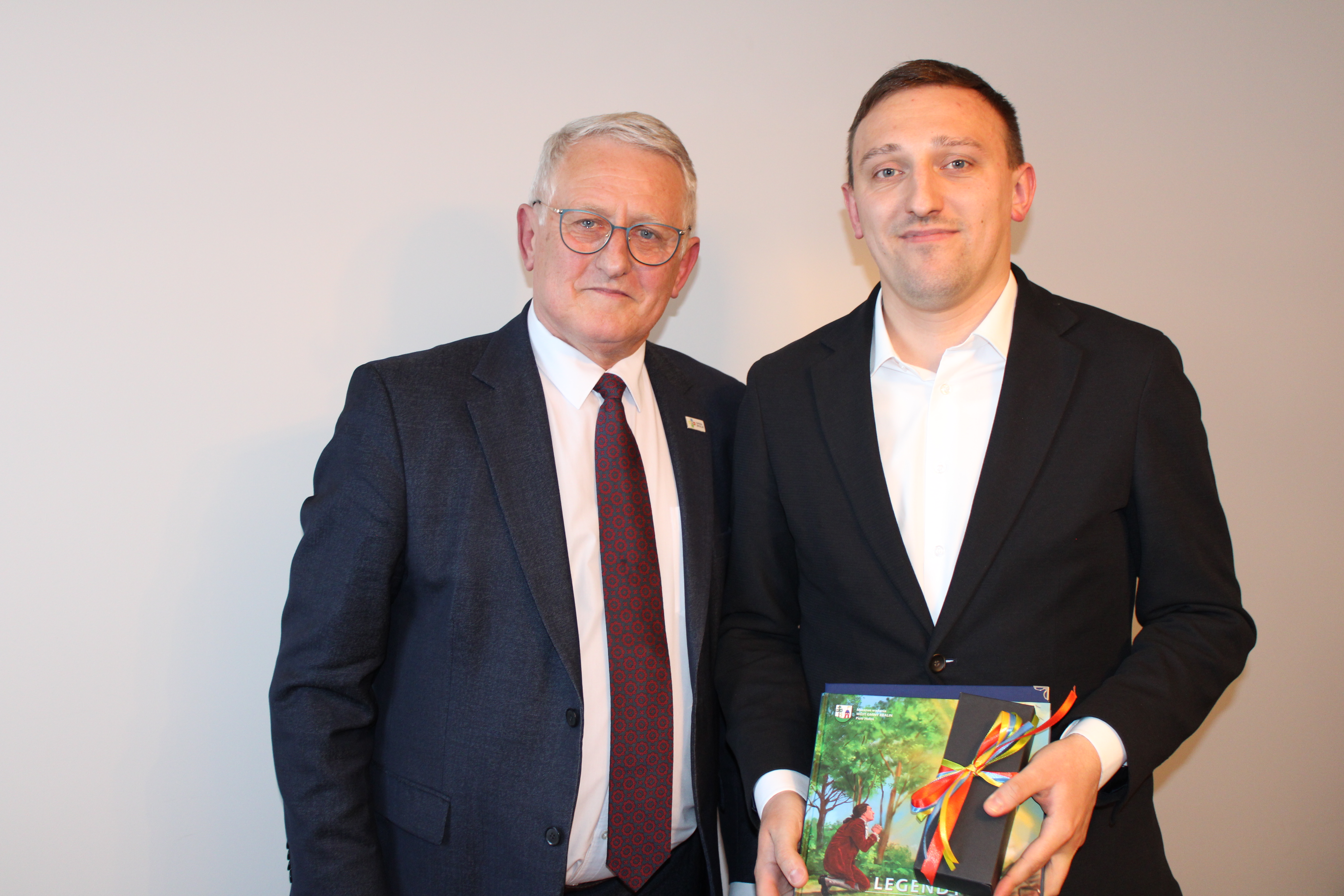 W&oacute;jt Gminy Bralin Piotr Hołoś i&nbsp;zastępca Karol Wanzek