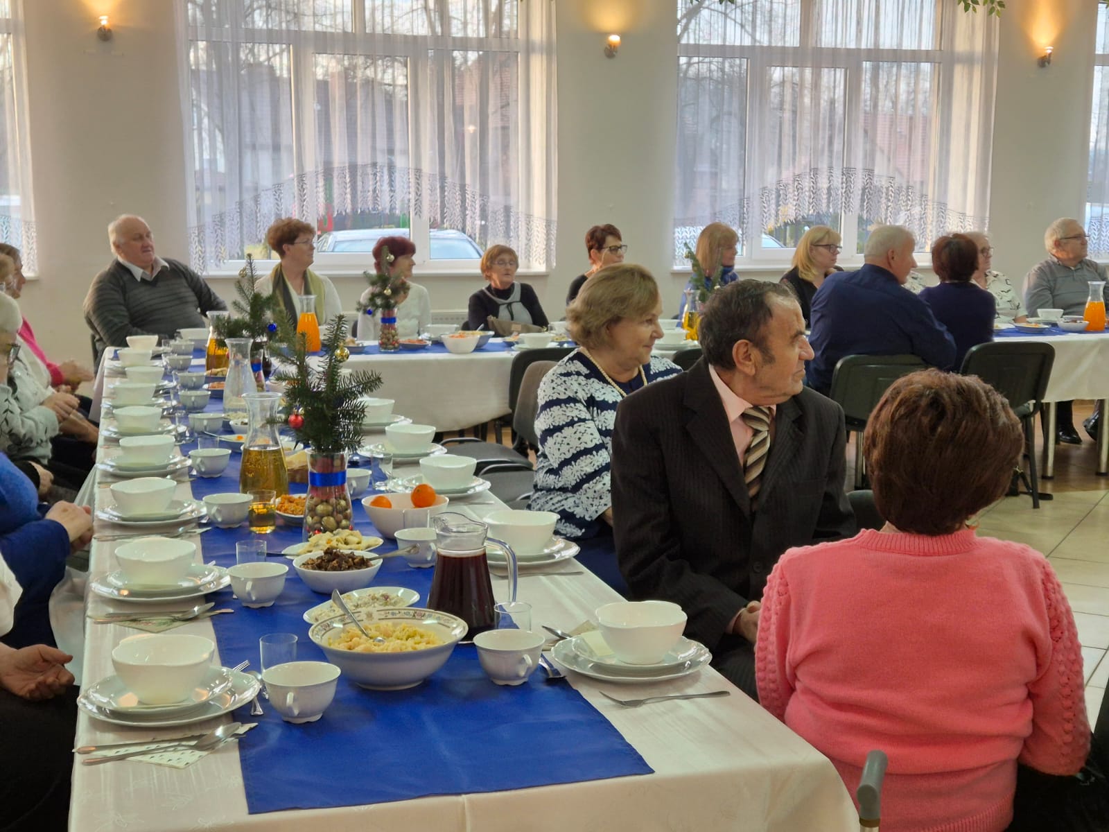 Seniorzy zebrani przy świątecznym stole