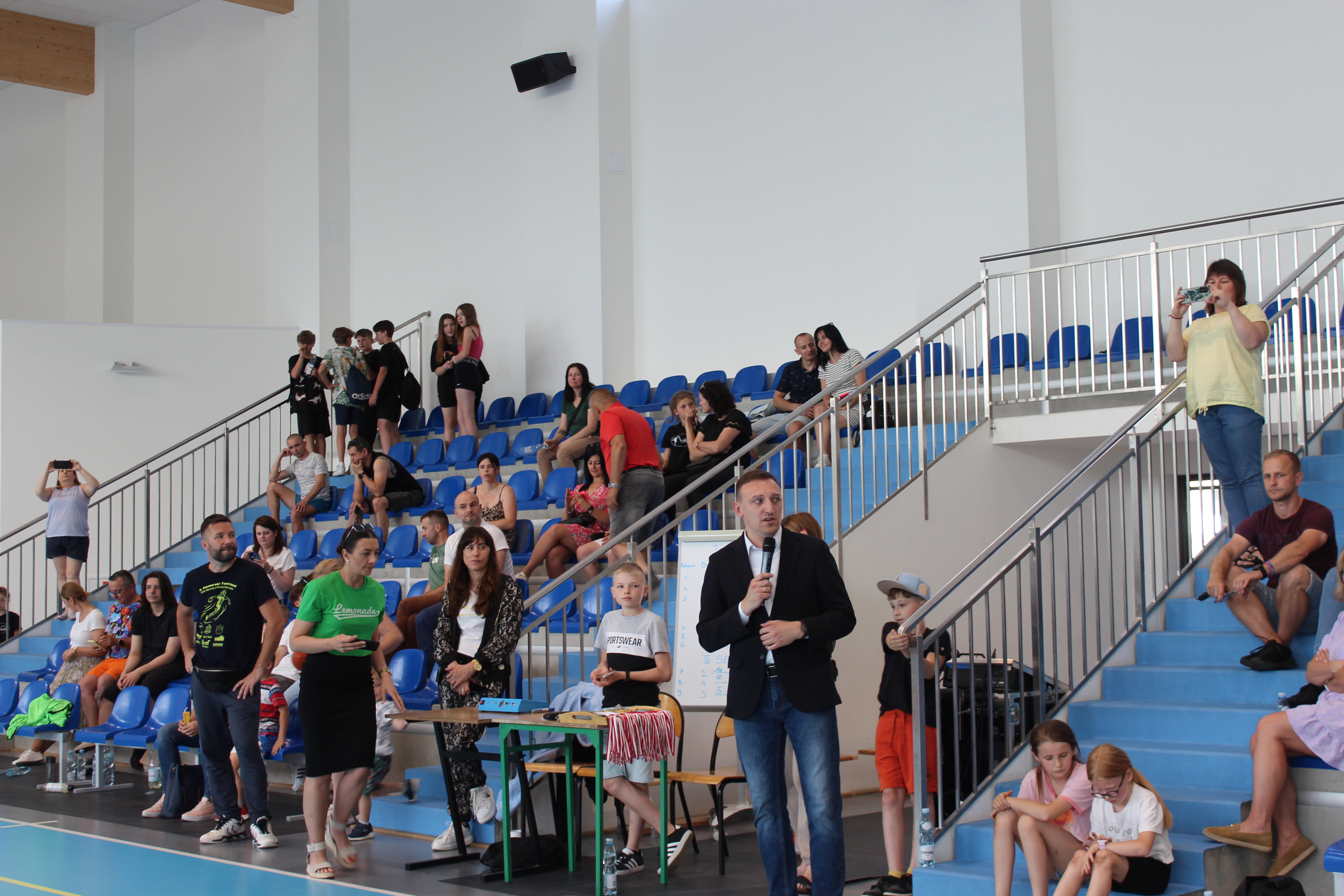 Hala sportowa, trybuny i&nbsp;ludzie na&nbsp;trybunach