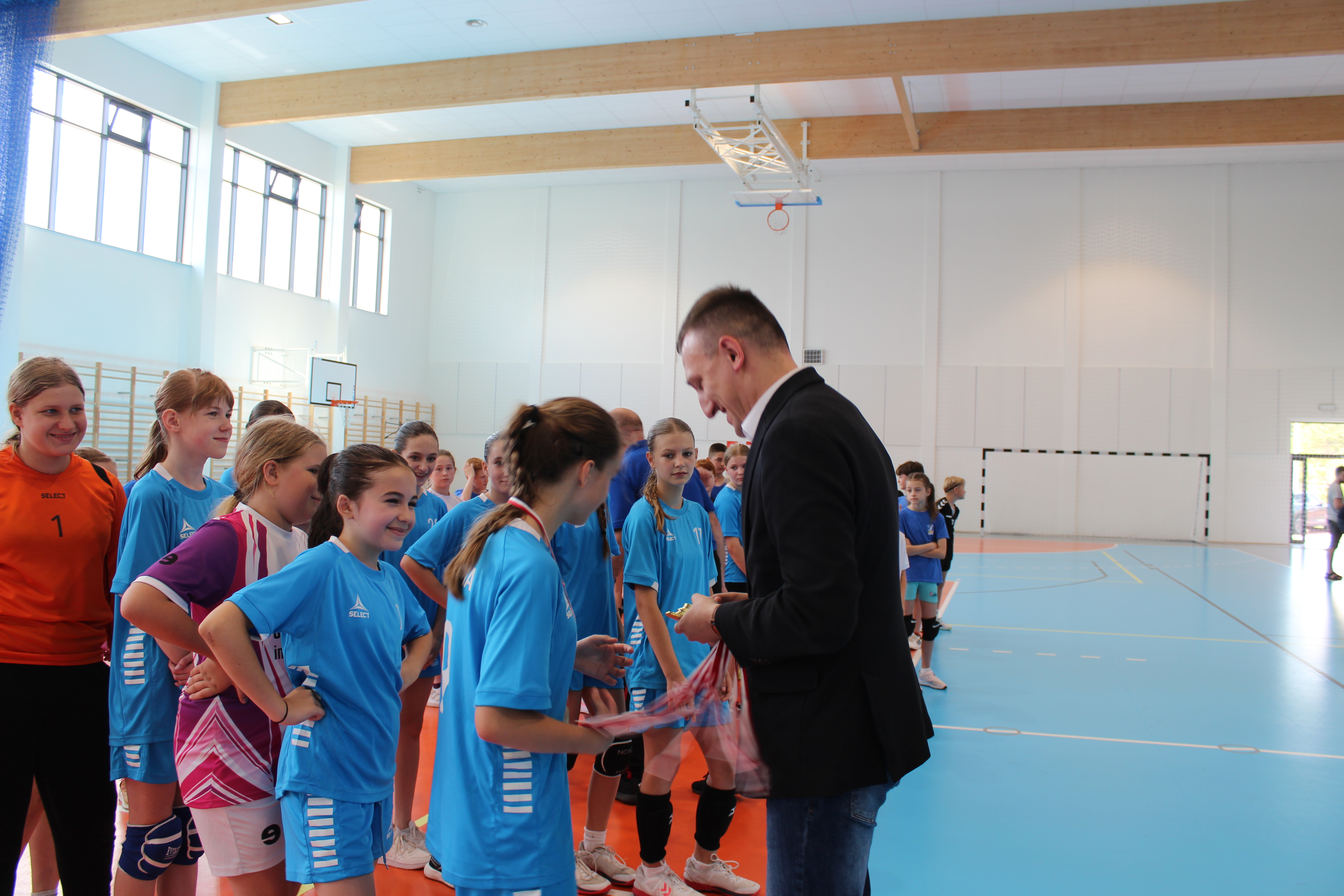 Wręczanie medali zawodnikom w&nbsp;niebieskich koszulkach