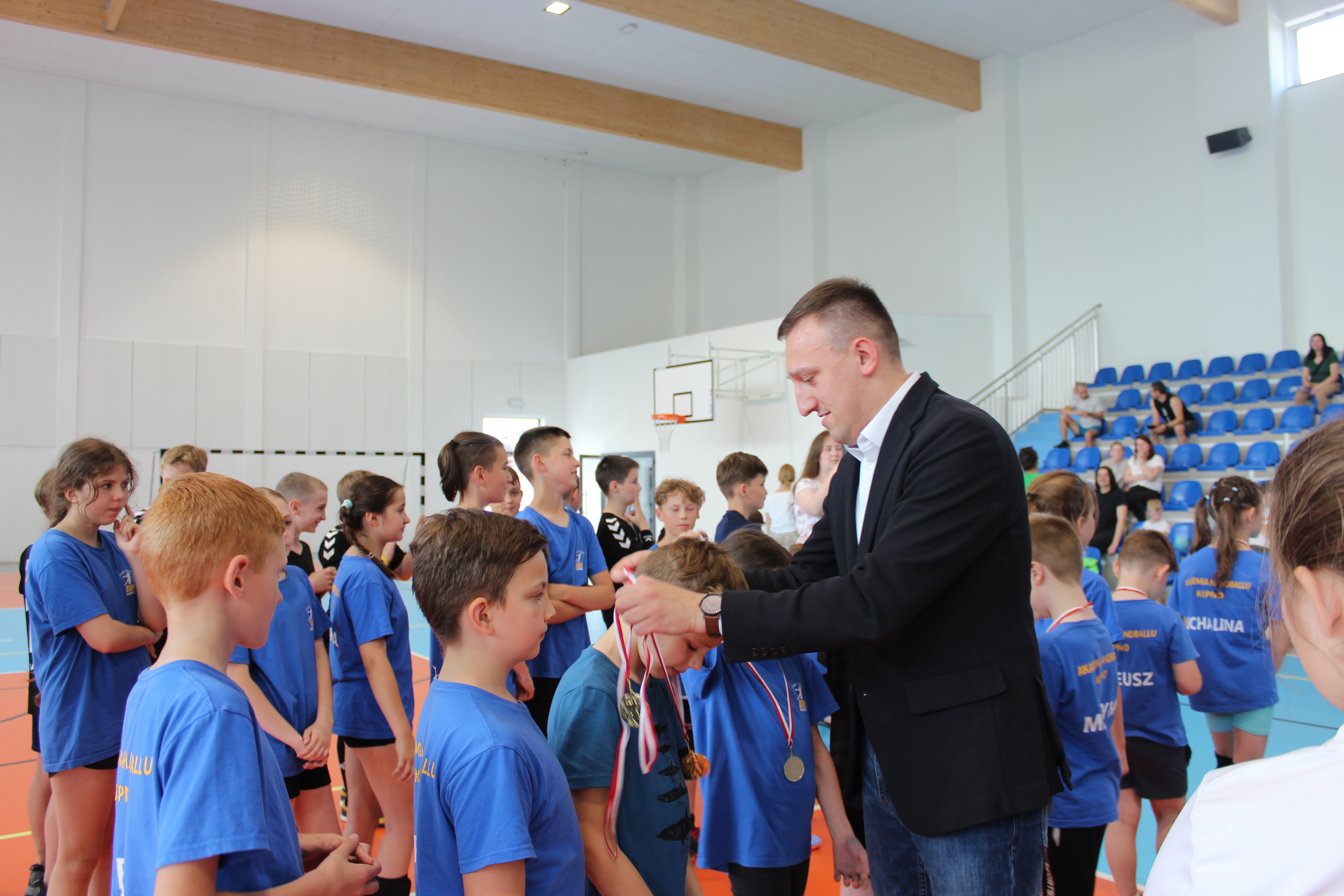 Wręczanie medali zawodnikom w&nbsp;niebieskich koszulkach