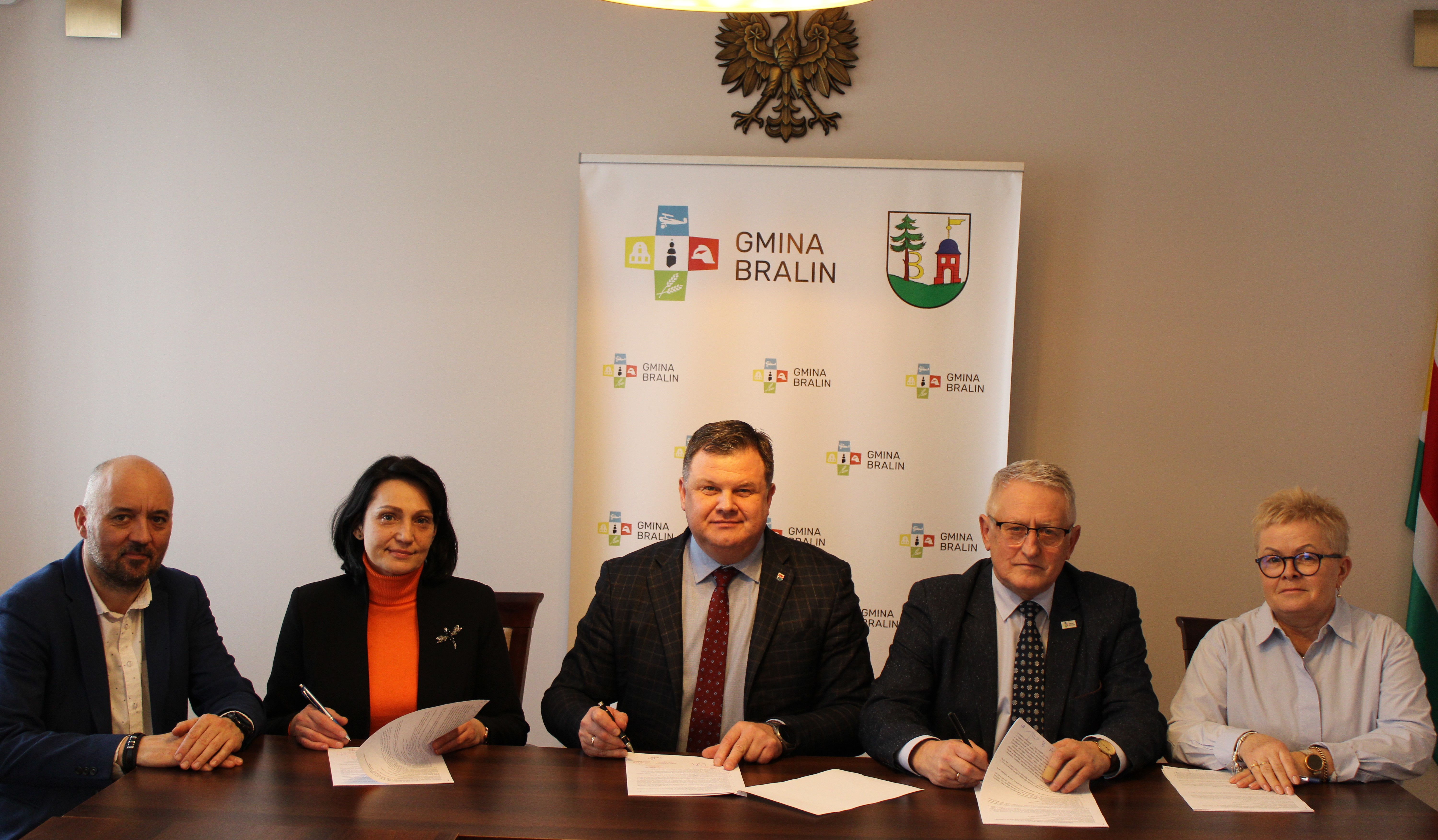 Podpisanie umowy, władze powiatu kępińskiego i&nbsp;gminy Bralin