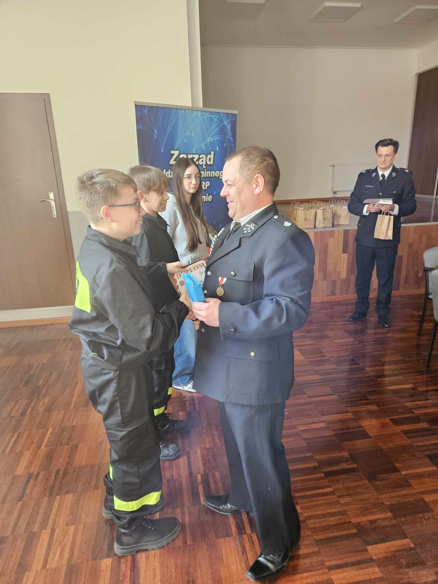 Wręczenie nagr&oacute;d w&nbsp;konkursie wiedzy pożarniczej  przez prezesa gminnego Zarządu