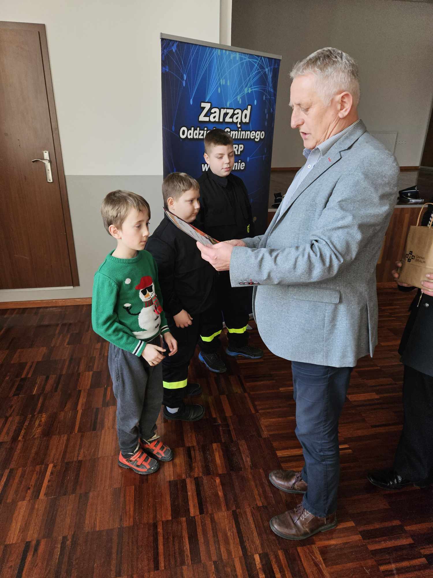 Wręczenie nagr&oacute;d przez w&oacute;jta gminy Bralin