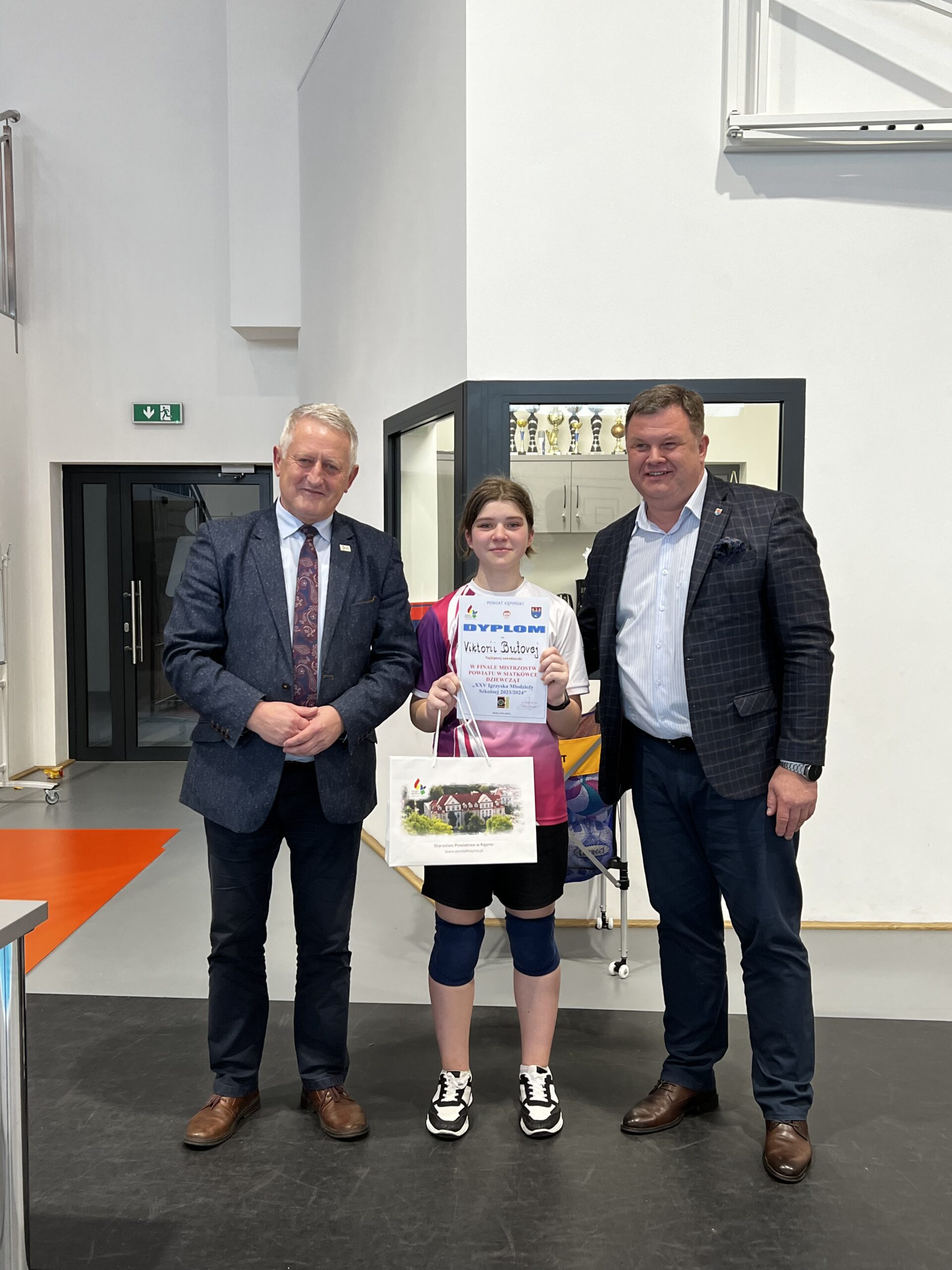 W&oacute;jt Piotr Hołoś z&nbsp;najlepszym zawodnikiem oraz&nbsp;starosta kępiński