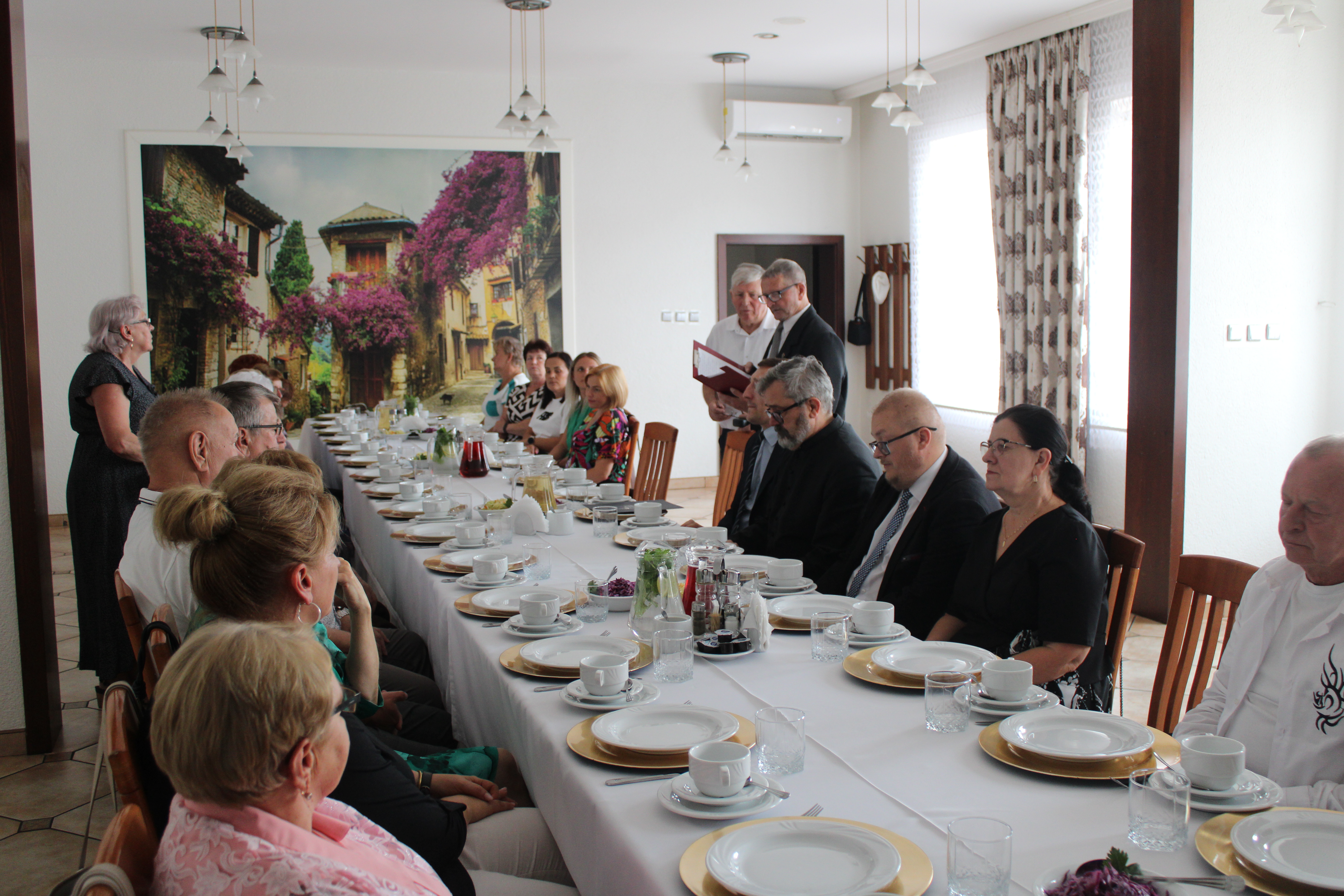 Zebrani seniorzy przy stole