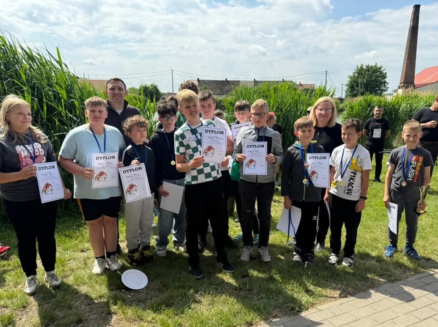 Zdjęcie grupowe młodych wędkarzy nad stawem w&nbsp;Nosalach