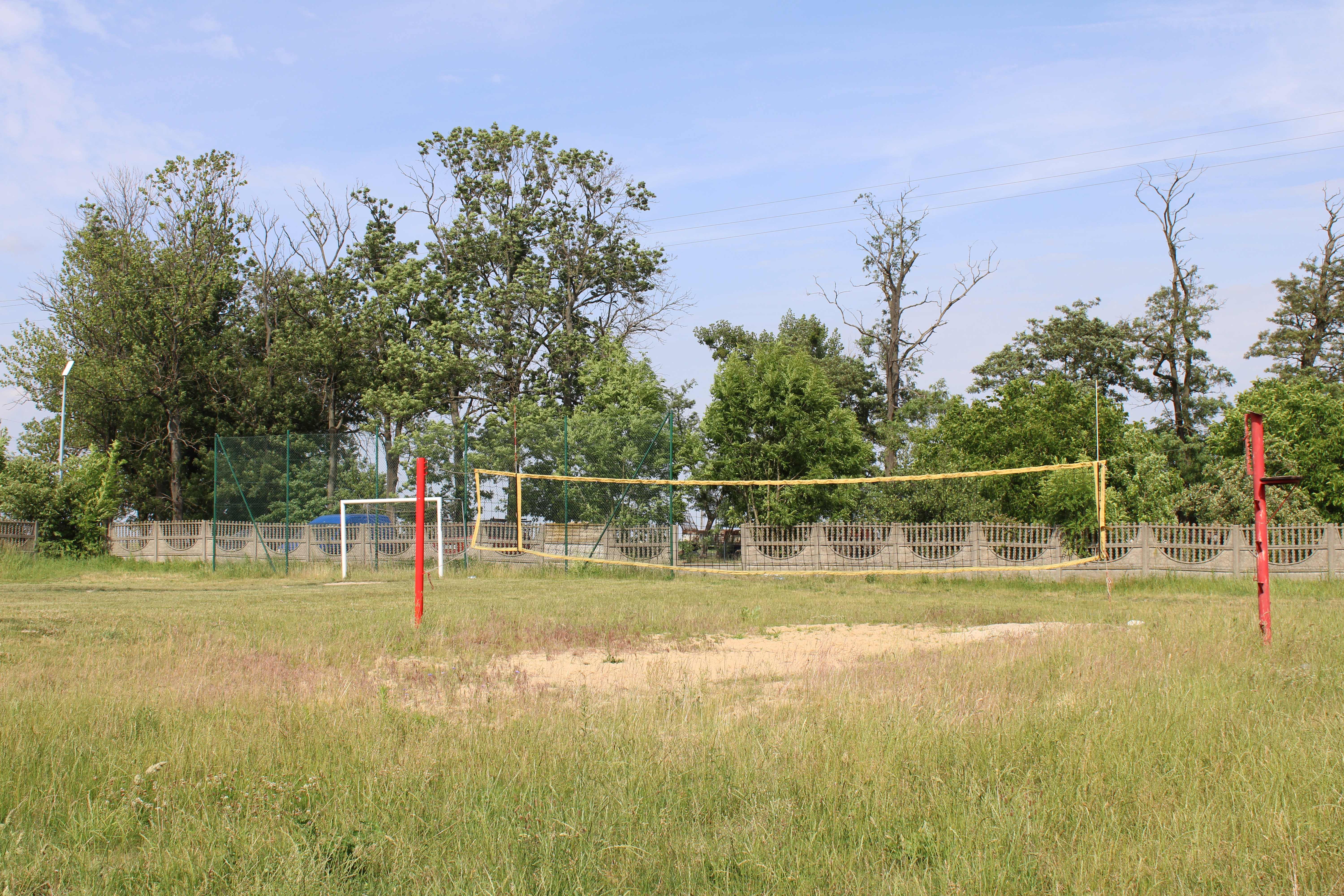 Boisko do piłki siatkowej na&nbsp;tle trawy