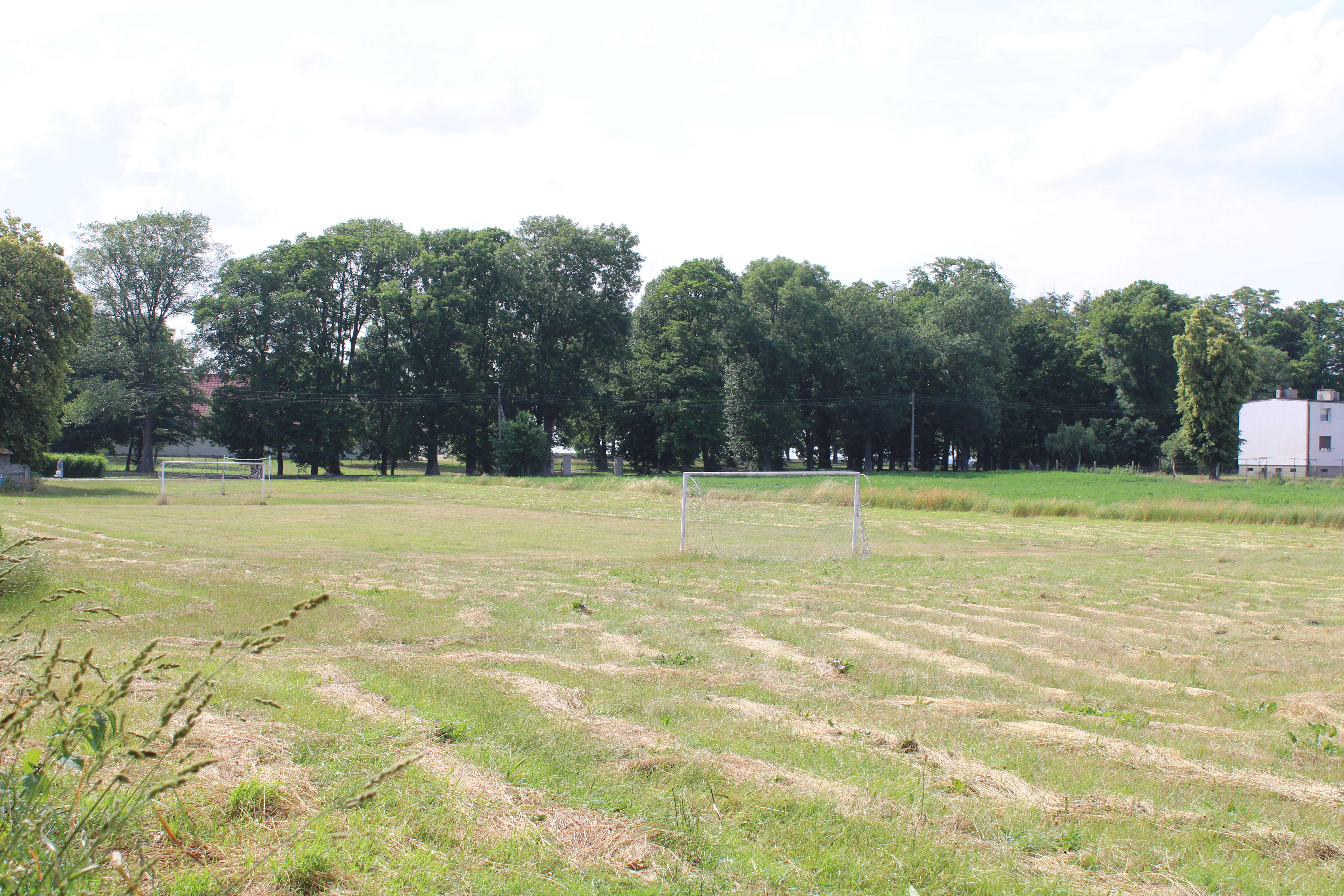 Teren zielony i&nbsp;dwie bramki do piłki nożnej